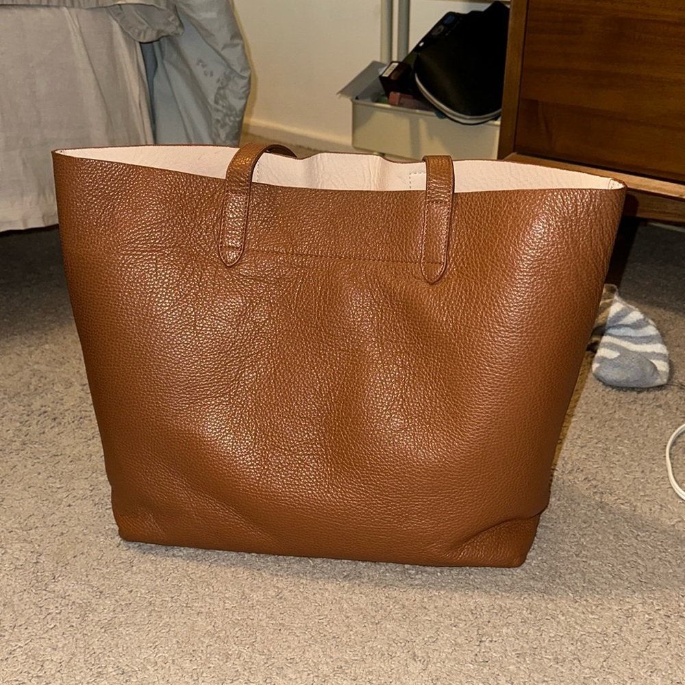Cuyana - Classic structured leather tote  (no long carry in store)